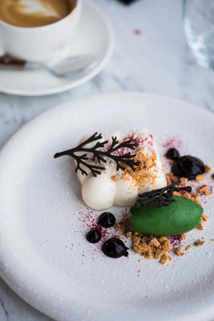 Künstlerische Dessert-Kreation