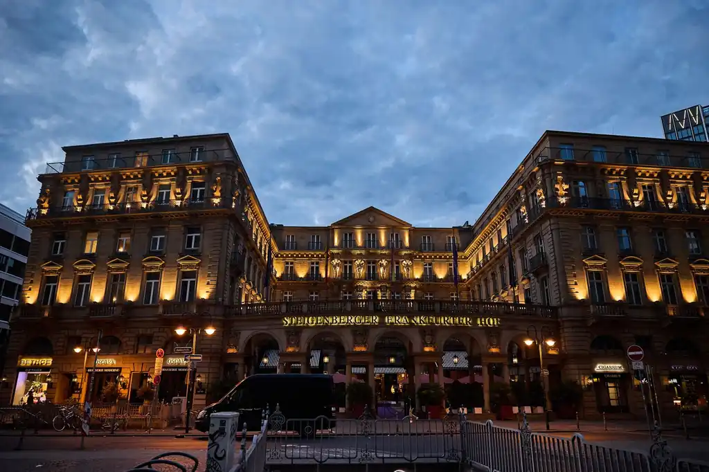 Architektonisches Detail bei Nacht